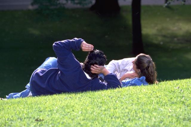 Pareja en la hierba